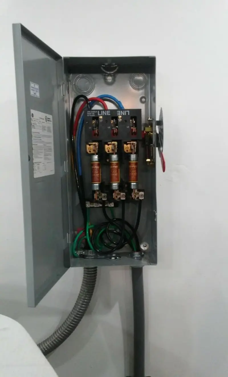 Three-phase disconnect switch installed for Smoke Detector Installation in Colon